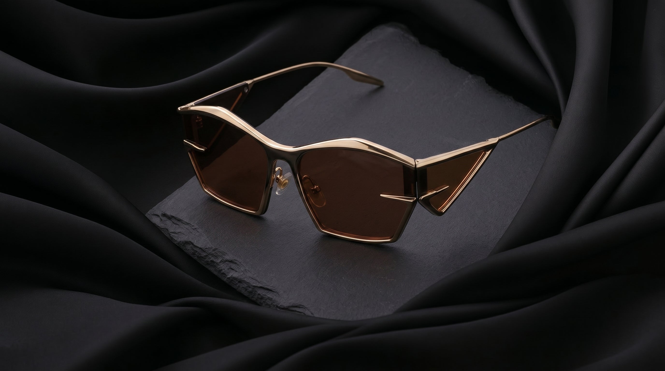 THE SHARP CAT-EYE (NOCTRA)