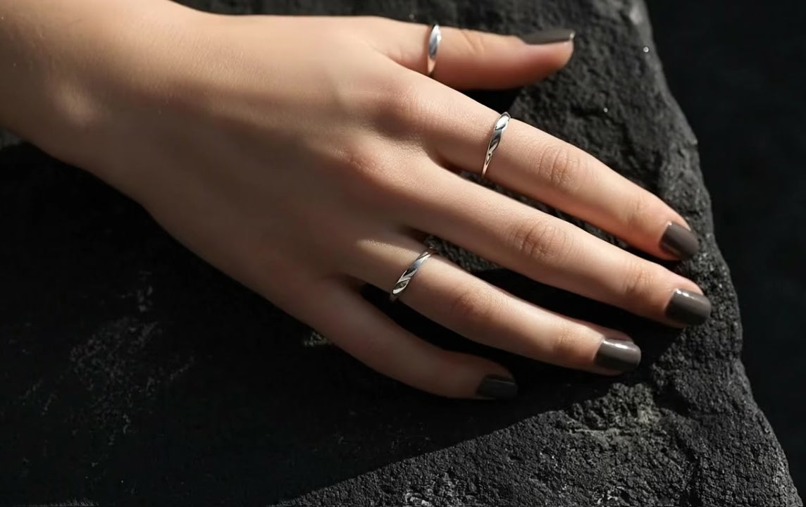 Minimalist Twist Signet Ring – Premium Stainless Steel